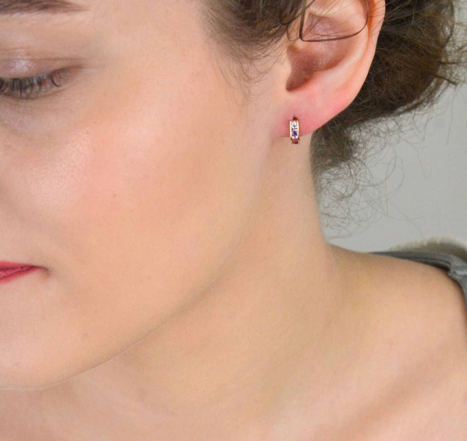 Kolczyki złote kolorowe cyrkonie próba 375, KL 1E 375 Delikatne i eleganckie złote kolczyki z kolorowymi cyrkoniami to doskonały wybór dla kobiet ceniących subtelność 11.jpg